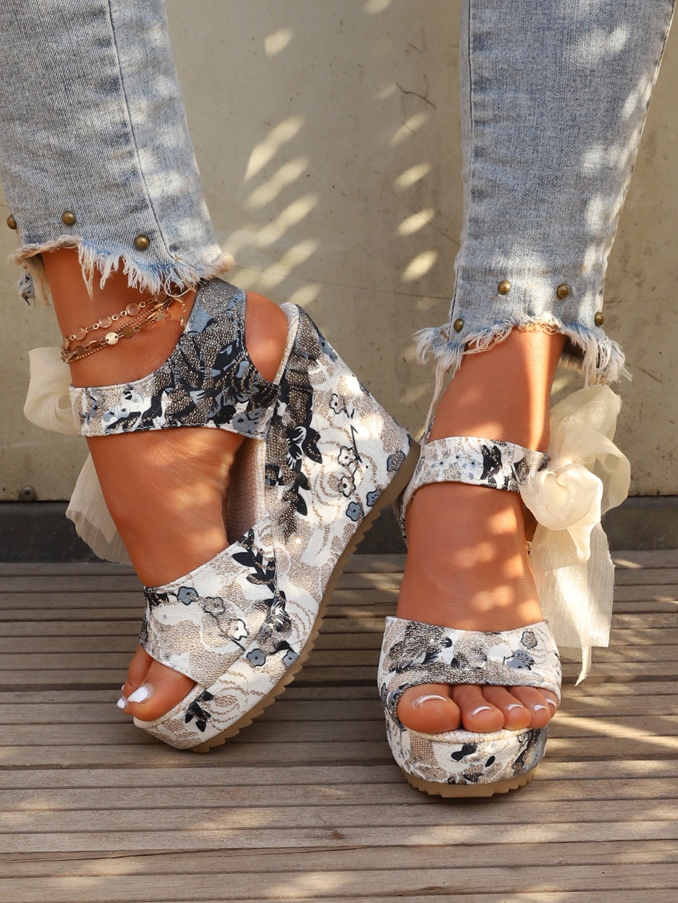 Fahionable Bow Decor Floral Pattern Bow Decor Ankle Strap Wedge Sandals